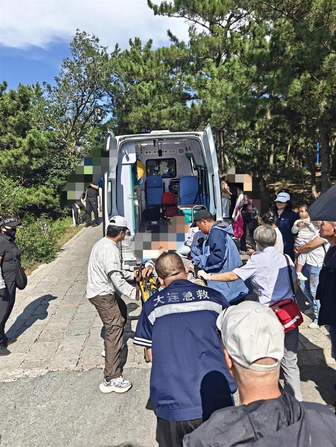 香港現金網：大连梅花鹿连撞两人，受伤女游客发声：我没招惹它，它突然冲过来！景区回应